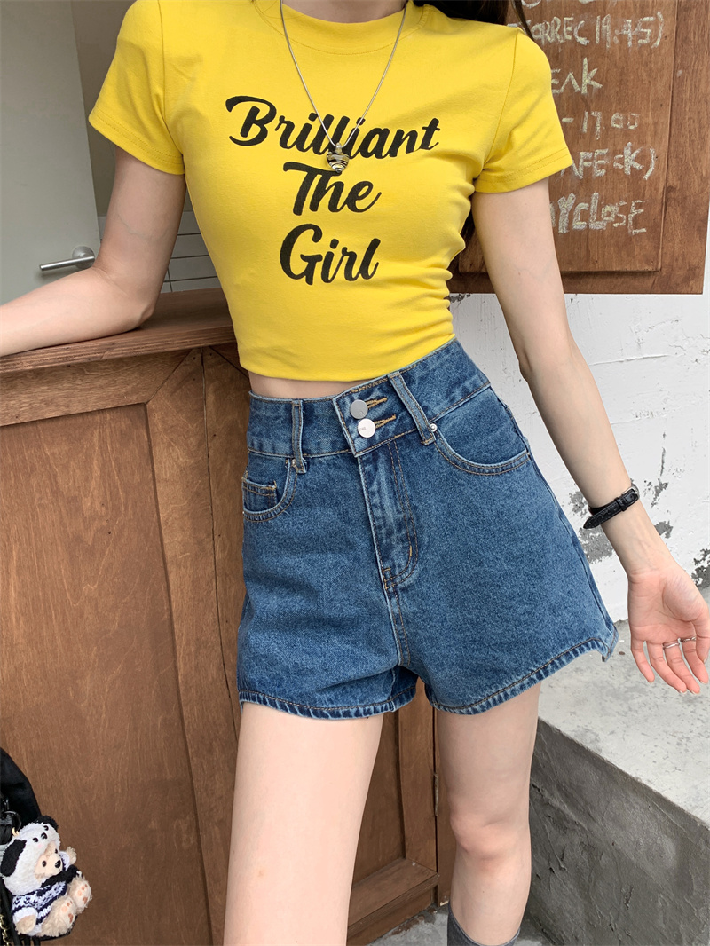 Shorts Denim Frayed - 女性用、夏にぴったりの韓国風、ウォッシュ加工とダメージ加工を施した、ハイウエストで裾がほつれた、ゆったりとしたワイドレッグの、脚を長く見せるカジュアルなホットパンツ。